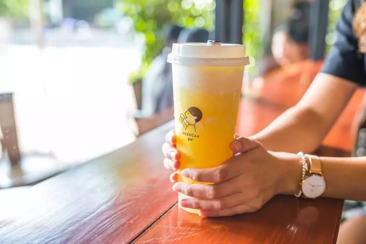 奶茶200块钱一杯排队八个小时,一杯奶茶60元排队买