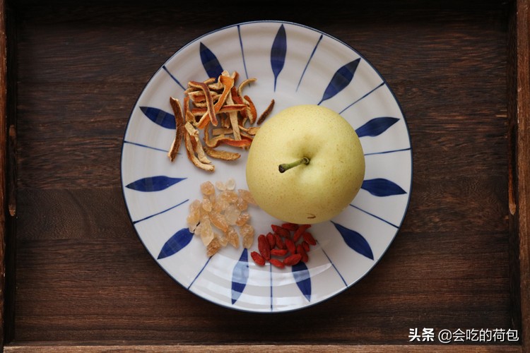 秋季这样吃梨加倍润肺止咳,秋季要多吃哪些食物