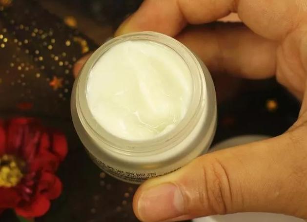 戚薇涂眼霜真的有效果吗,戚薇分享眼霜涂抹方法