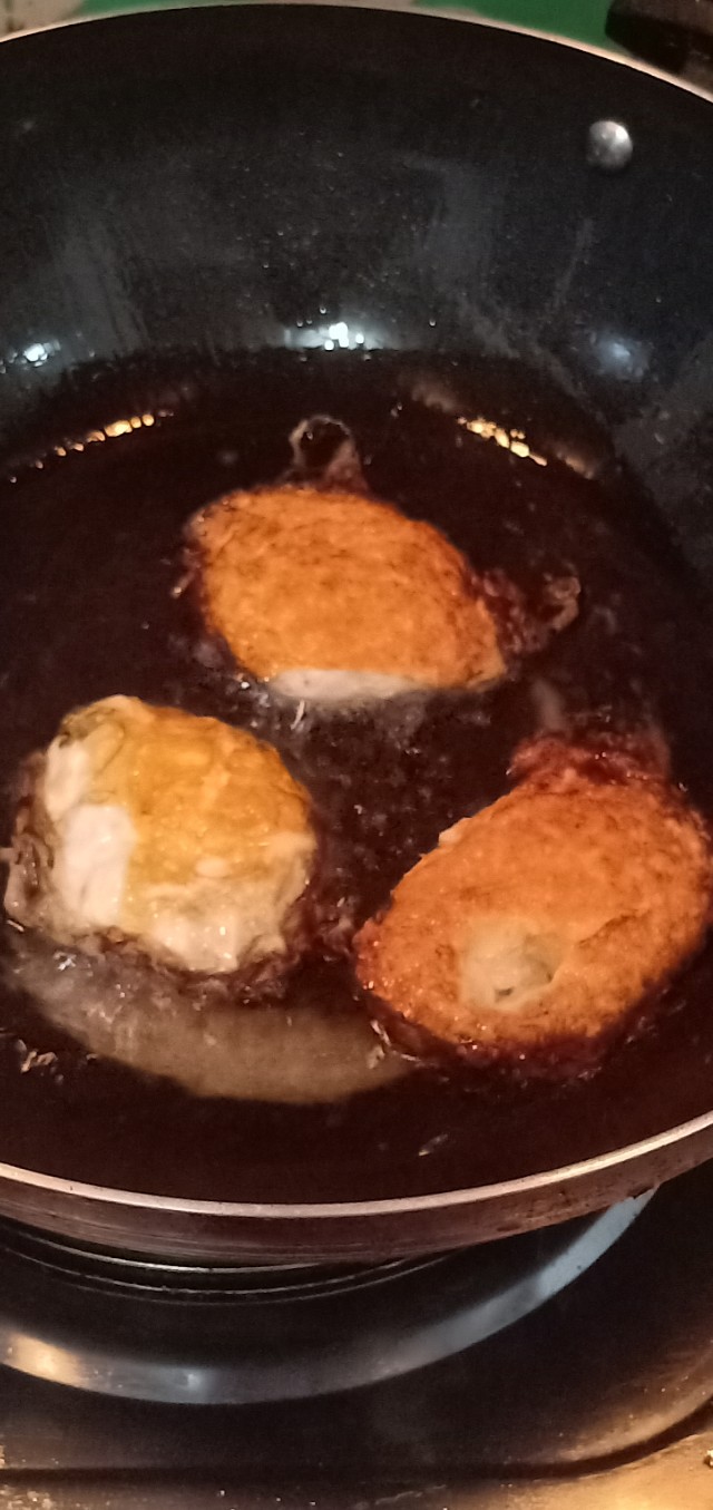 我的夜宵三个煎鸡蛋，人无外财不富马无夜草不肥。