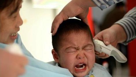 孩子不愿意理发我一招解决,孩子非常抗拒理发怎么引导