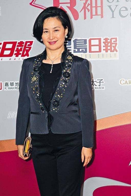 何超琼穿蓝色西装a字裙 (何超琼年轻时的时尚衣装)