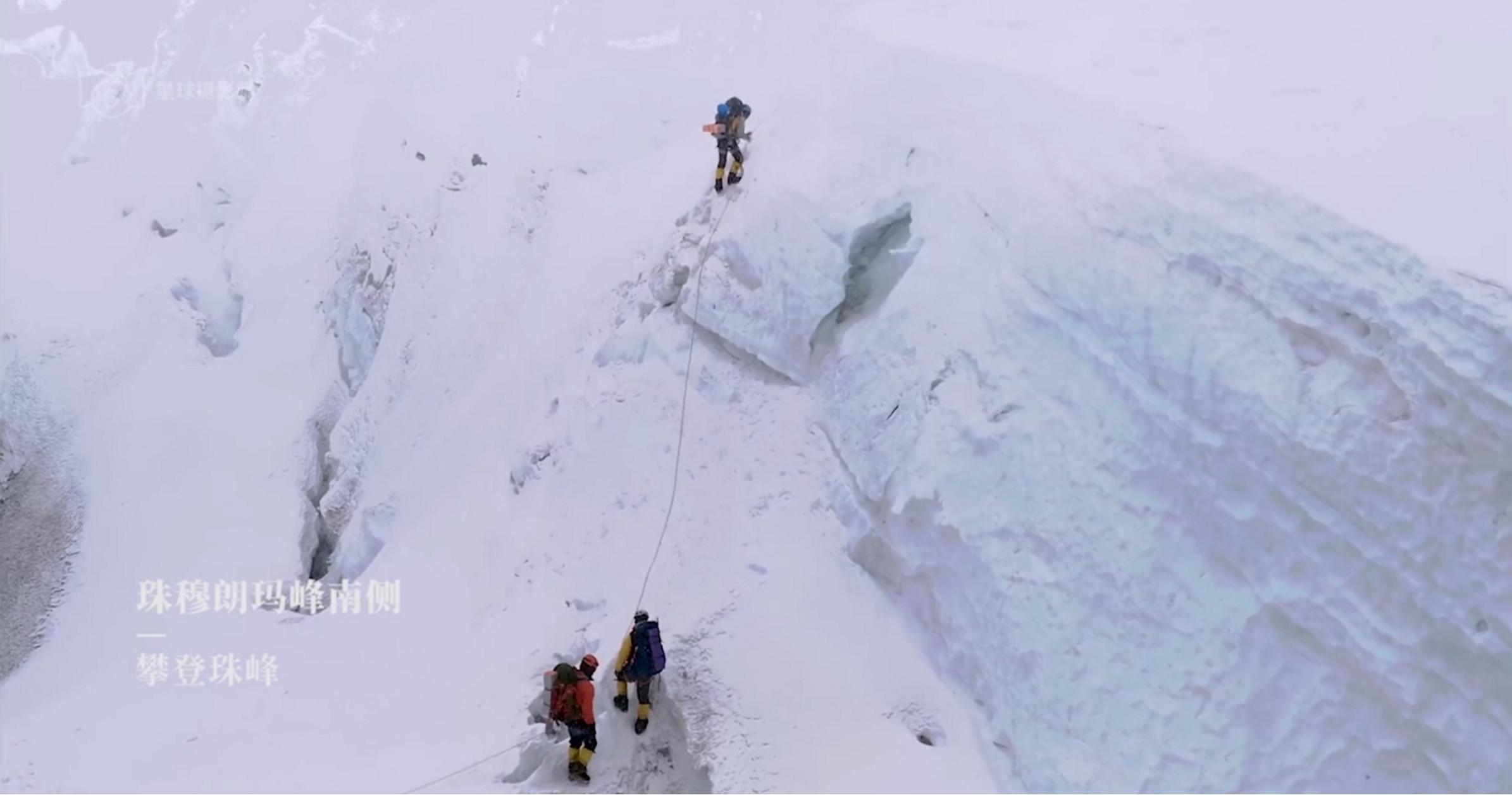 珠峰中国第一次登顶证据,中国首次攀登珠峰时间