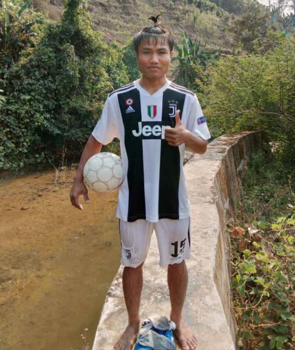 水中踢球小伙,水中踢球少年被试训