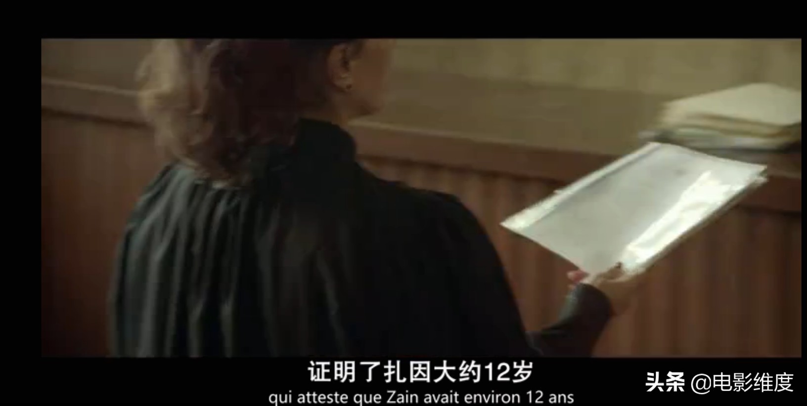 12岁男孩扎因在贫民窟挣扎求生，最后起诉父母生而不养！