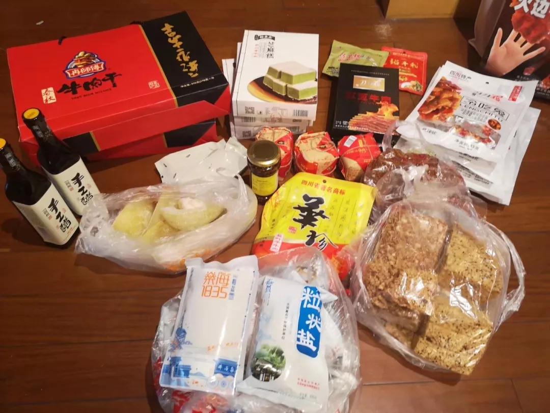 到家啦！辣友@园园的行李箱里装了半个四川的特产？