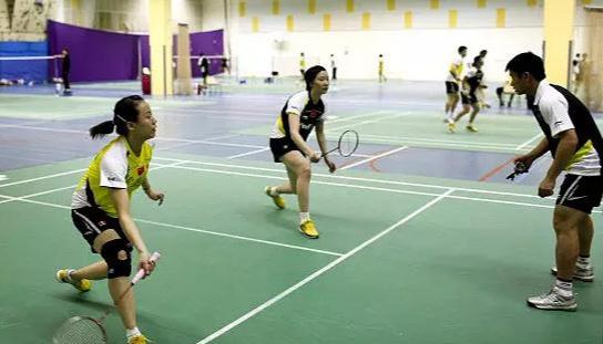 羽毛球业余球员怎么进步,羽毛球业余与国家队比赛