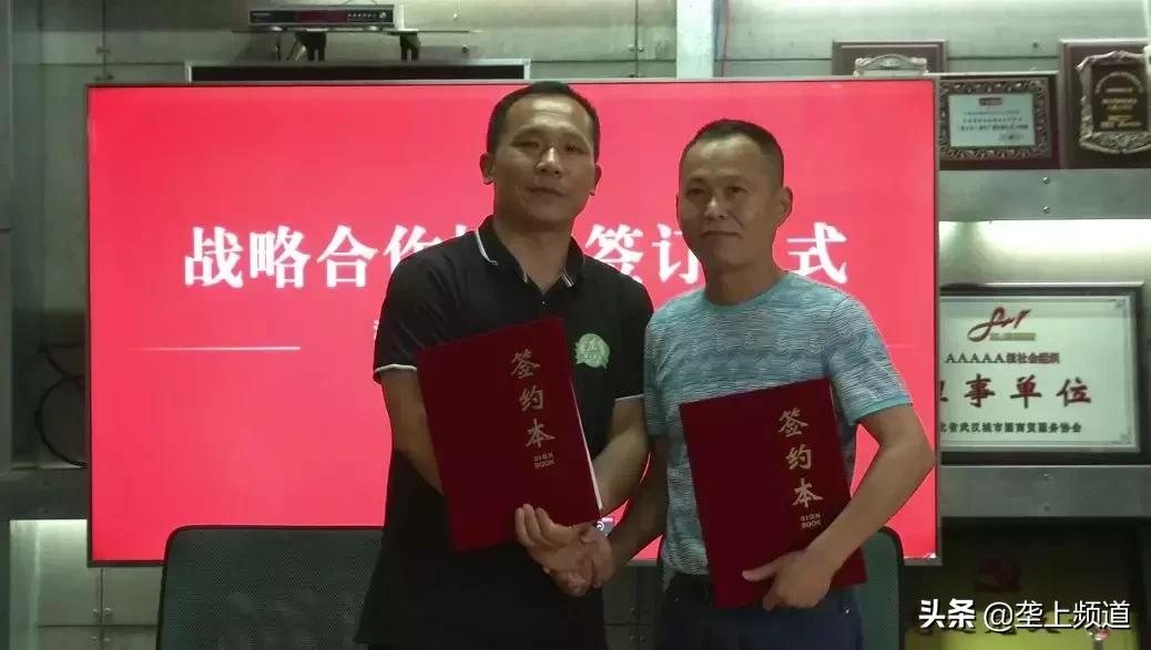 垄上优选战略携手圣果酒庄，就喜欢这种美酒佳肴纷至沓来的感觉...