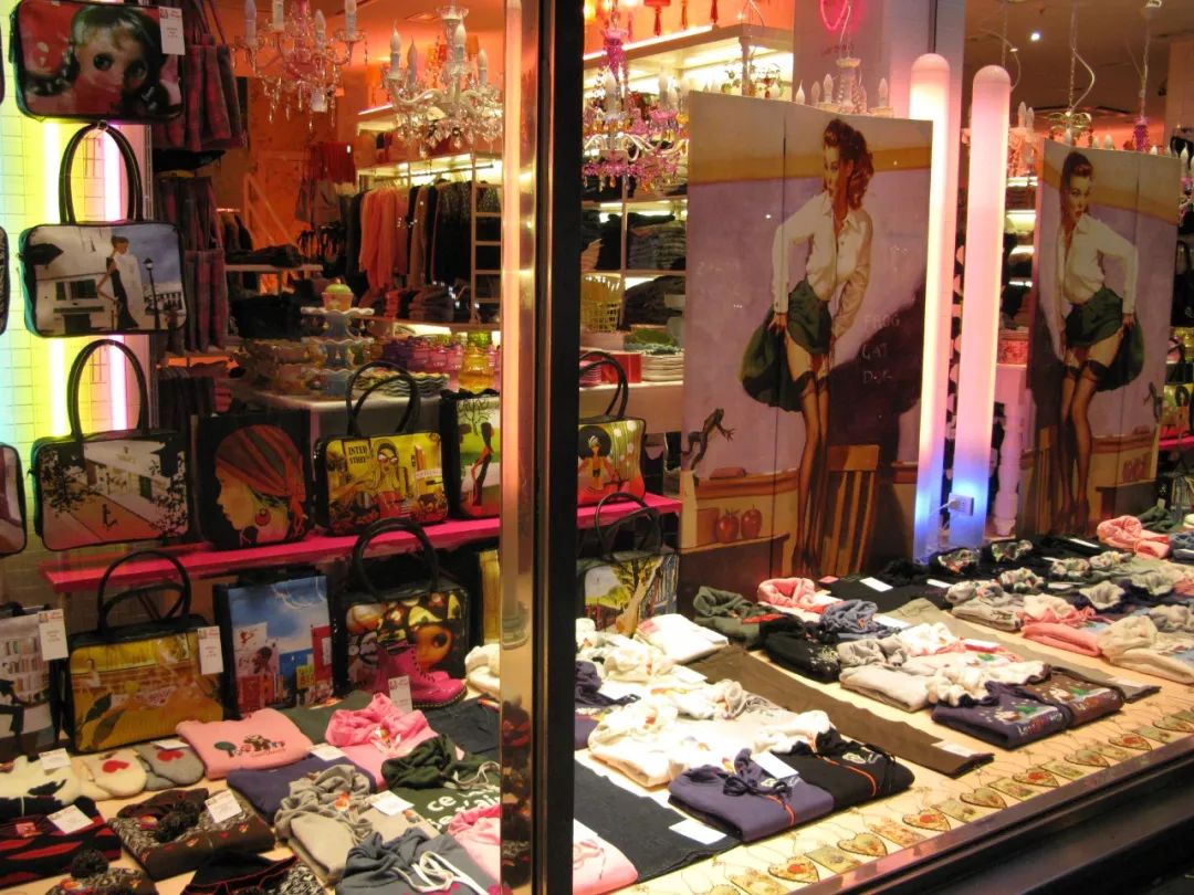 人间芭比lisa白色衣服跳舞,人间芭比lisa穿蓝衣服跳舞