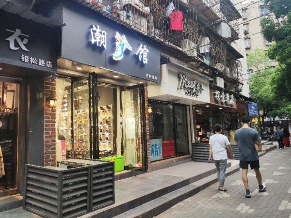 房东主动给45名租户免租一个月,房东给45名租客鞠躬尽瘁免租