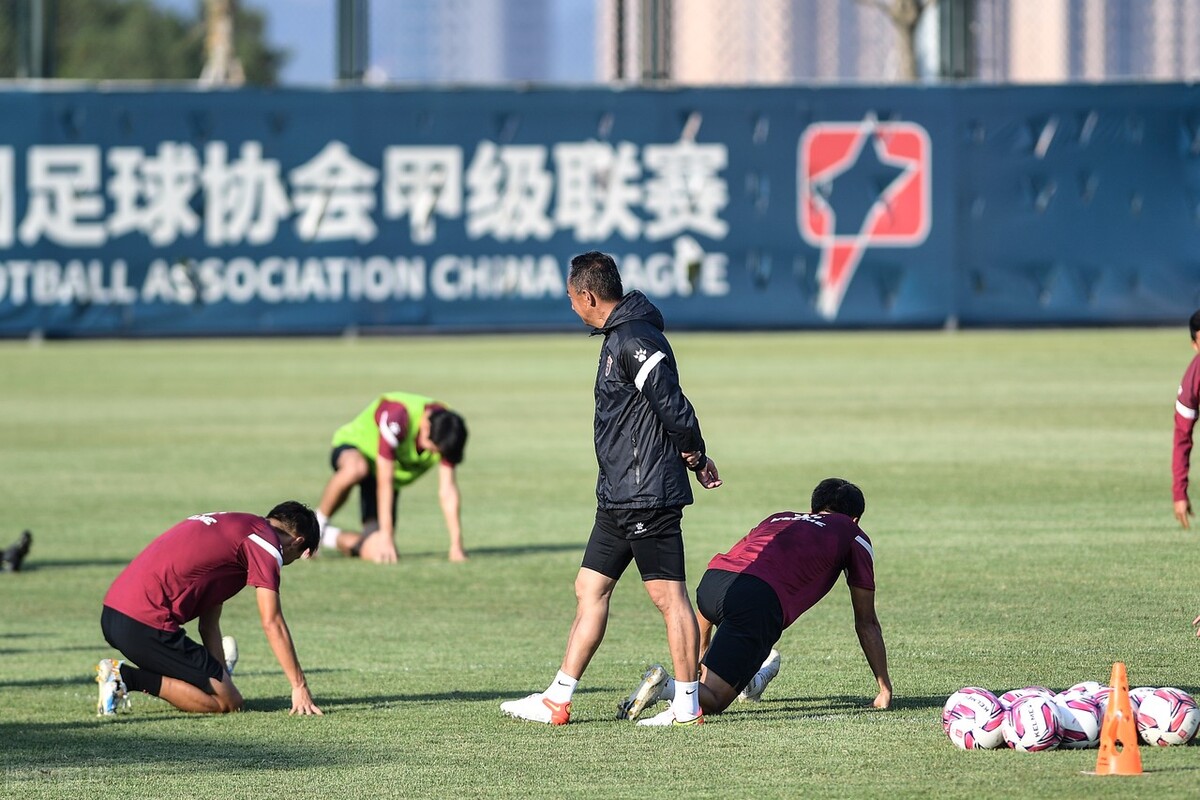 在中国成立足球联赛,在中国组建一支篮球队要多少钱