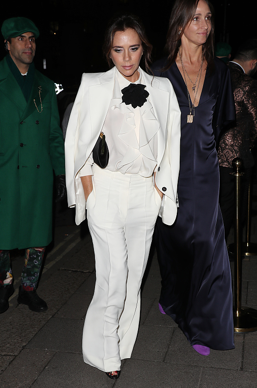 贝嫂深蓝色风衣大衣搭配,驼色贝嫂裤穿搭秋冬