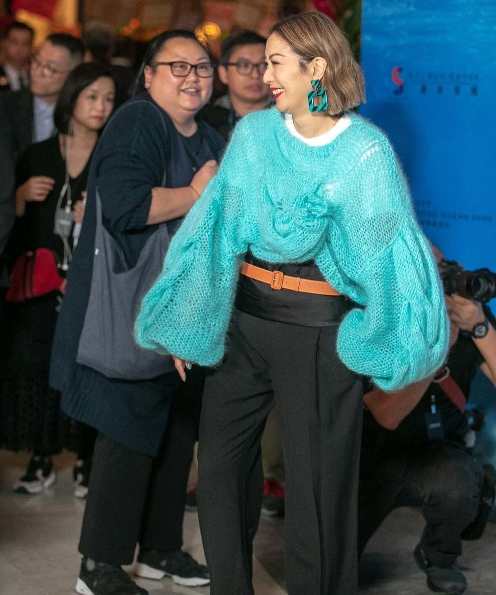 郑秀文复古潮搭,郑秀文赶时髦穿着一身朋克造型