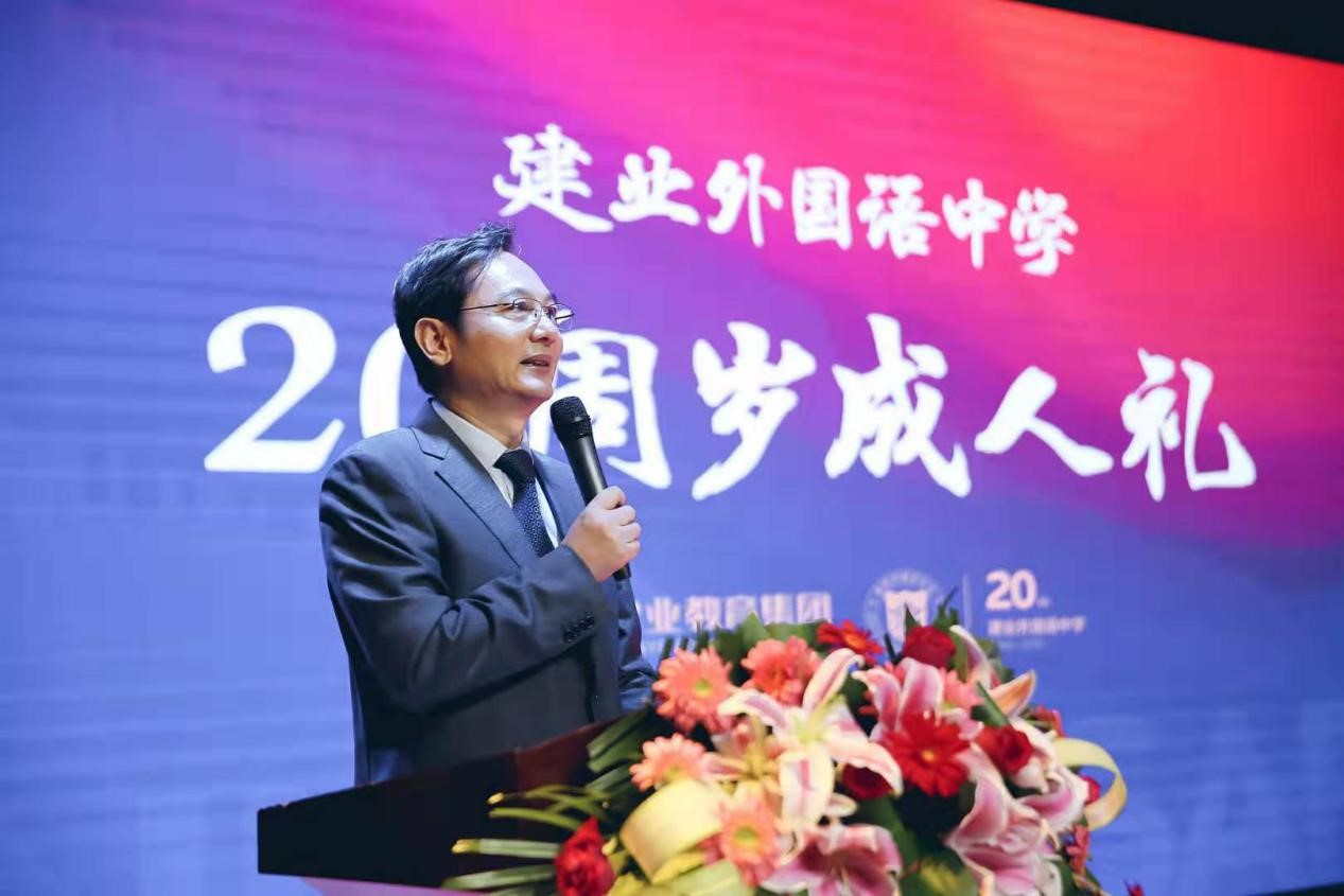 国庆又校庆，胡葆森先生为郑州建业外国语中学的学生上了第一课