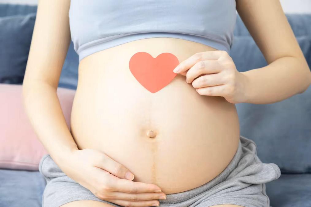 产房拍摄产妇分娩生子的感人瞬间,高龄孕妇分娩过程痛苦