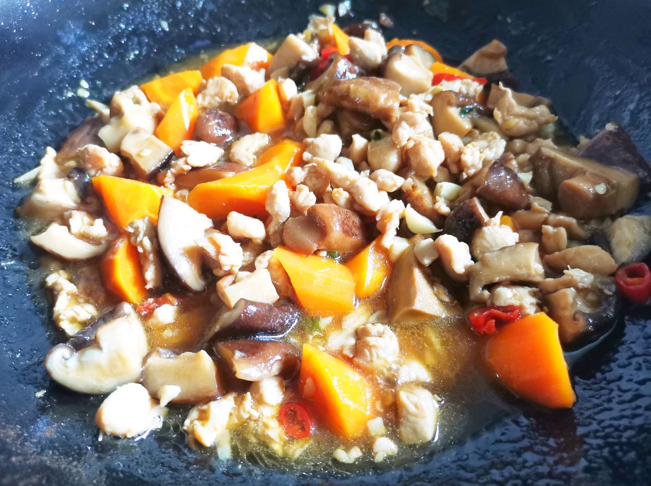电饭锅香菇鸡丁焖饭,懒人版香菇鸡腿焖饭