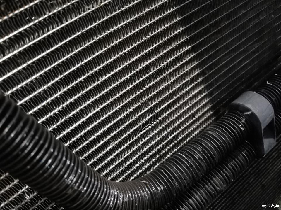 20年奔驰e300l发动机油底壳拆卸,奔驰老款e300机油格底座更换