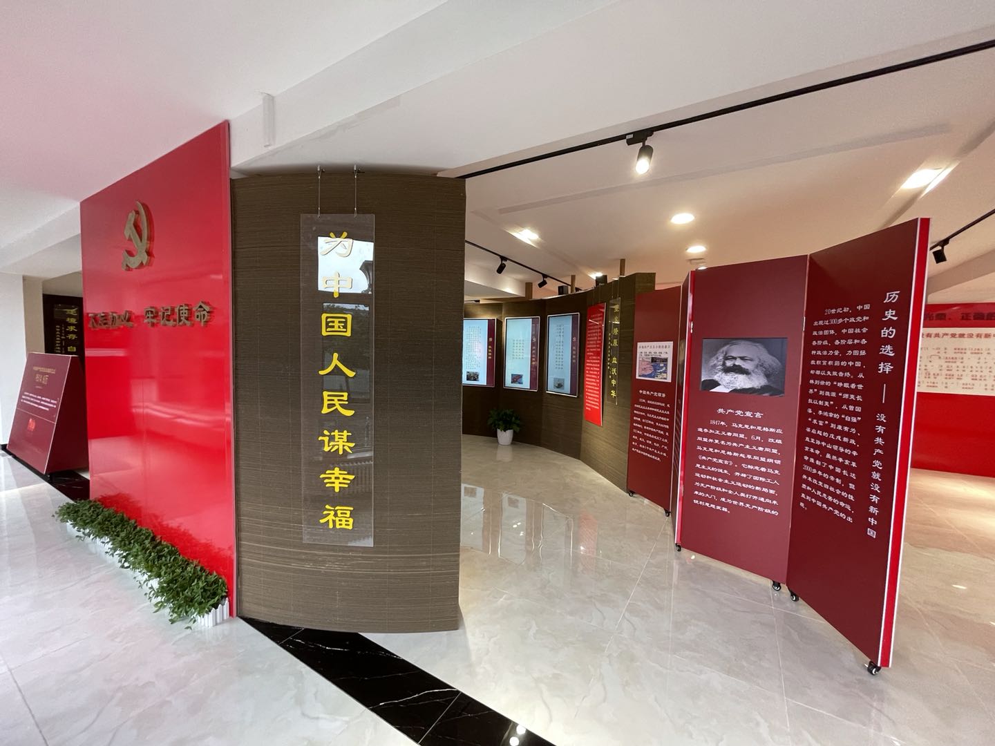 *党**员开展活动的红色阵地直接服务群众的重要渠道——东升镇马坊股份社*党**群服务中心投入使用