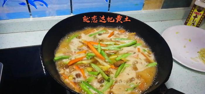 西红柿土豆焖面怎么不糊锅,为啥我做的焖面容易糊锅