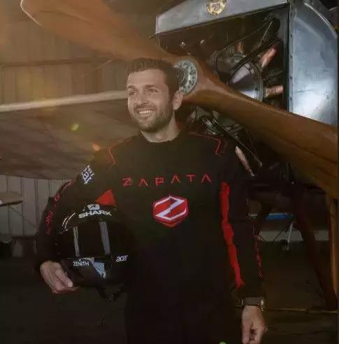 让小李子、迪拜土豪疯狂迷恋的法国钢铁侠，踩滑板飞越英吉利海峡