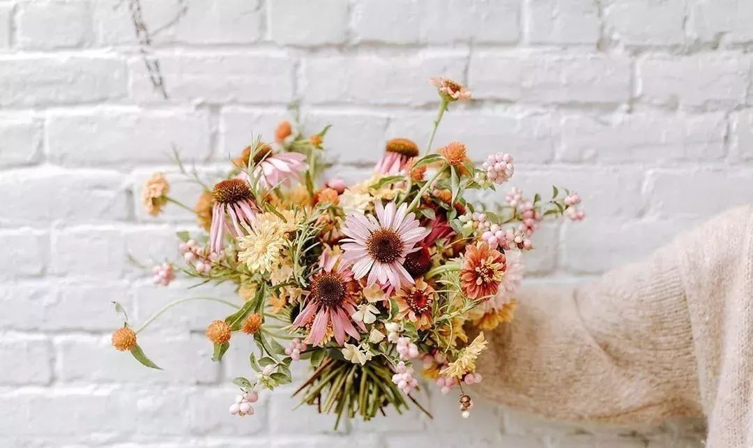 鲜花店日常换水整理花材,花要不要经常换水