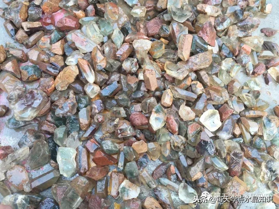 天蒙蒙亮赶个早市看一看天然水晶毛料市场