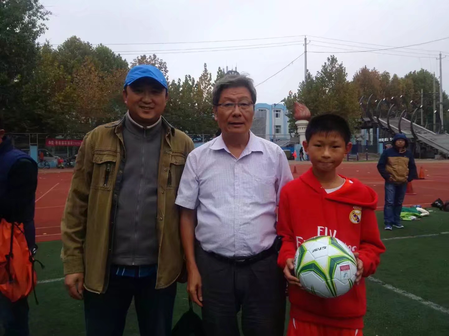 足球小伙踢球,足球小将盛源