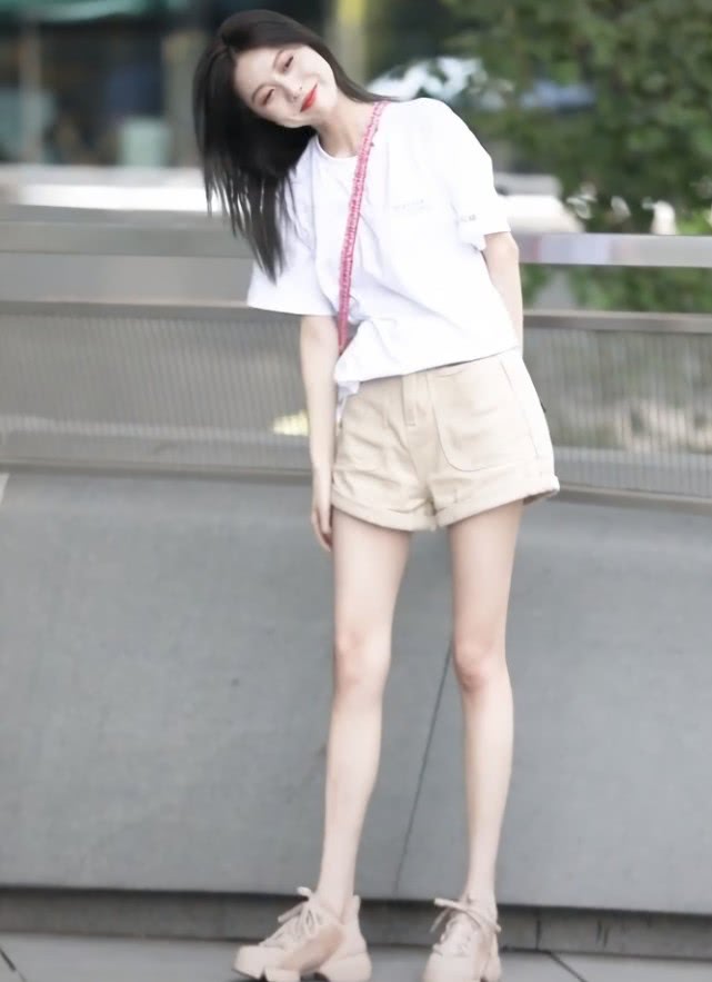 网纱裙怎么穿出高级感,黑色裙子拼接网纱怎么搭配