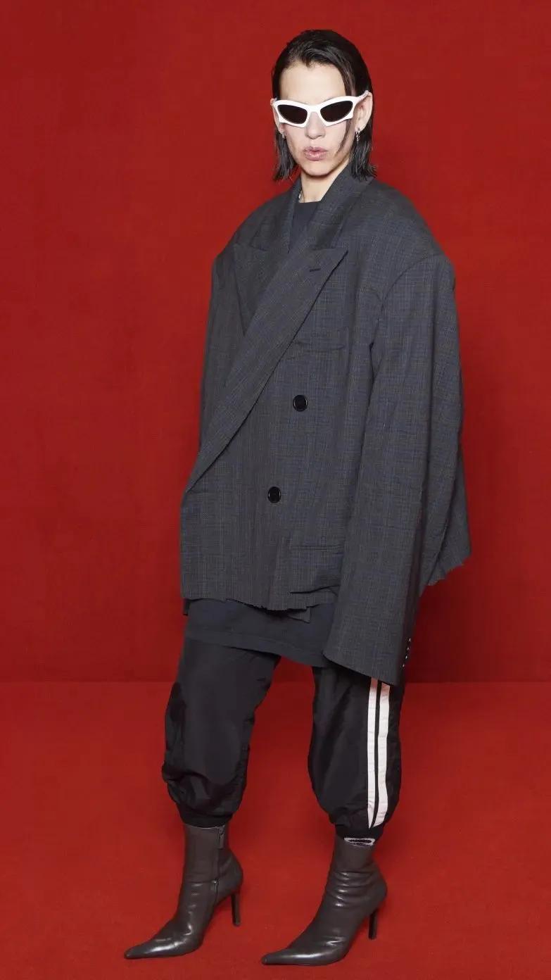 卡戴珊连体衣外穿高大上,卡戴珊巴黎世家蓝色连体衣