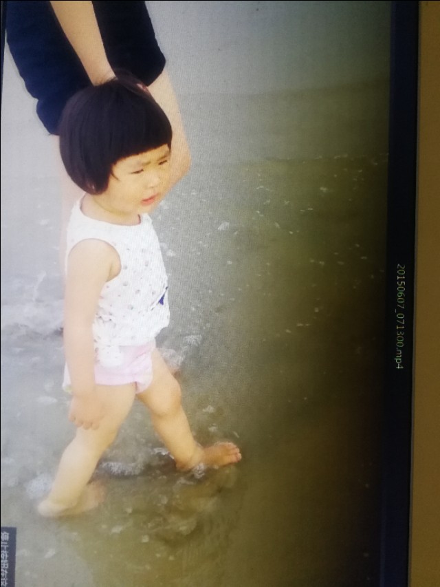 带着孙女去海边,奶奶带着小孙女在北海涠洲岛玩