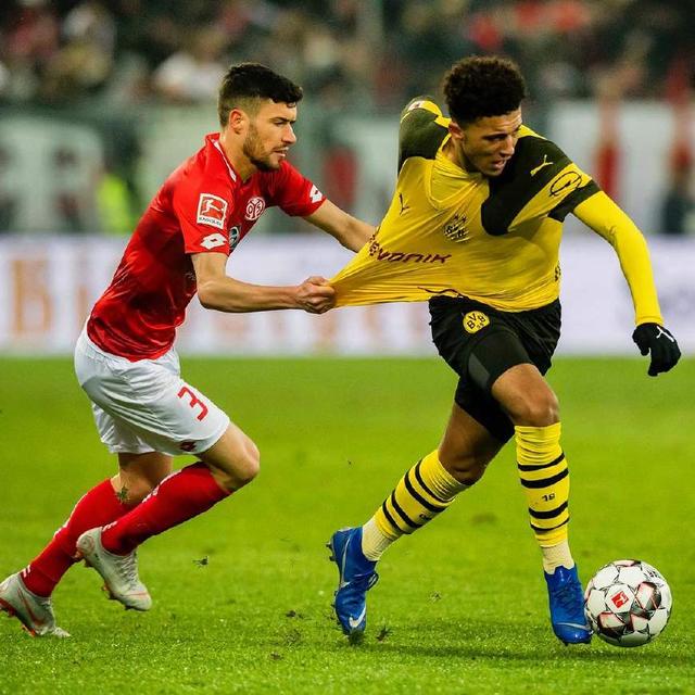 防守反击什么阵型,最新足球战术阵型和分析