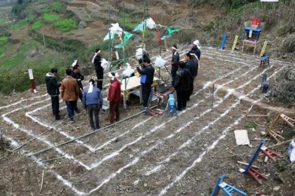 雨打墓有什么说法,民间的雨打墓辈辈富的说法