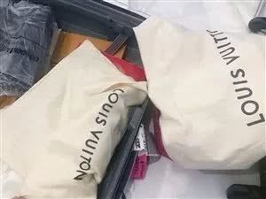 女子国外托运，8万块奢侈品被偷得一件不剩，疑机场人员联手作案
