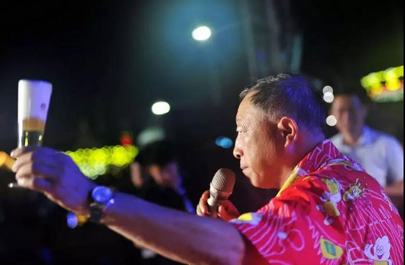 酒王大赛周赛吹瓶最快3秒70！震惊金沙滩啤酒城