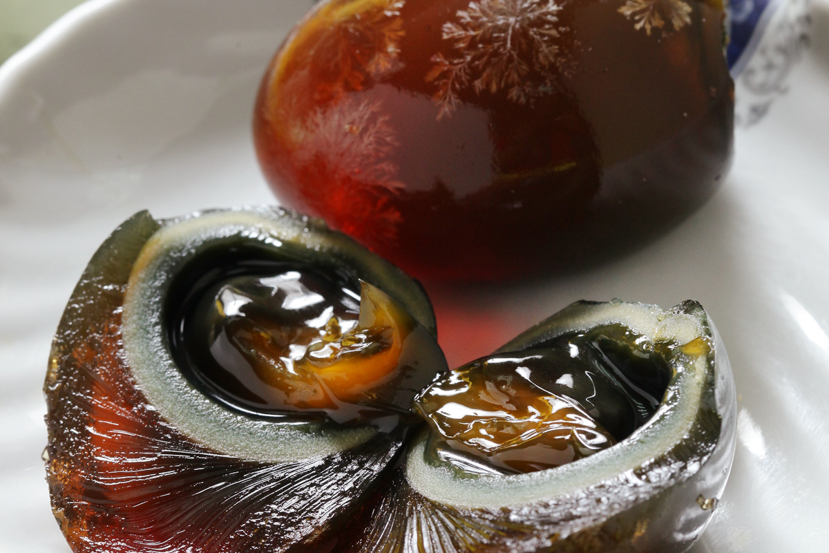 入厨贴士｜挑选皮蛋的4大秘诀，熟成并凝固良好，手指轻敲有弹性