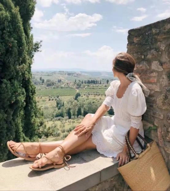 没钱买大牌的女人，记住这三个高级穿衣法则，平价衣服也很贵气