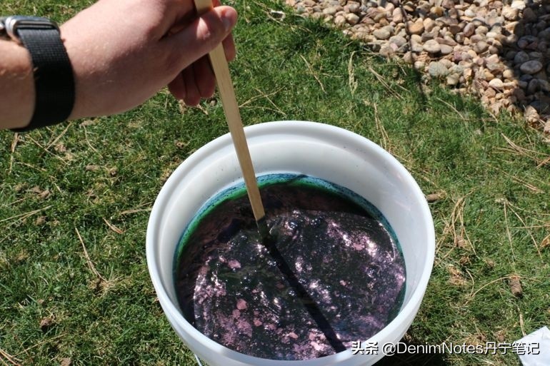 牛仔裤褪色了可以重新染色吗,牛仔裤褪色一般是什么颜色