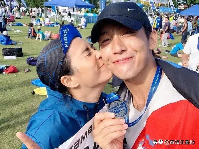 泰星和女友同框,泰星甜蜜日常生活