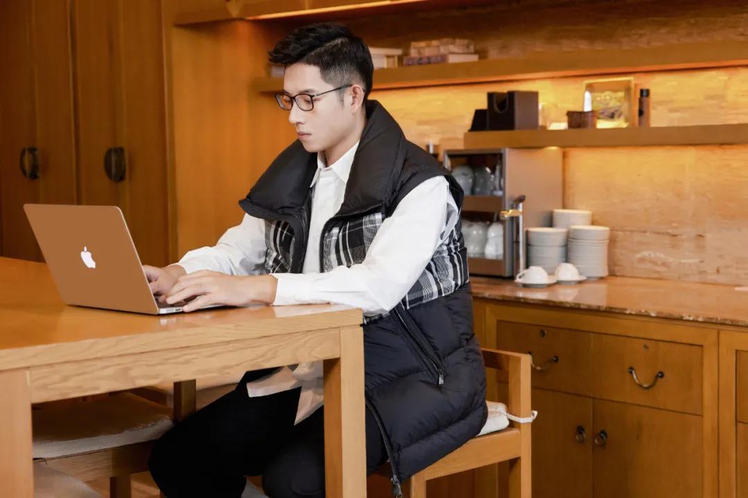 波司登新设计再次出圈？！轻盈+荧光惊艳网友：穿这谁还宅啊