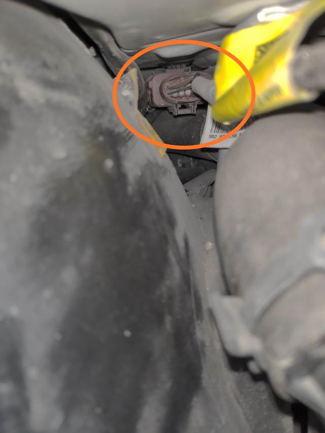 拆掉保险杠做油漆才能做得更完美，这辆保时捷博克斯特就是例子