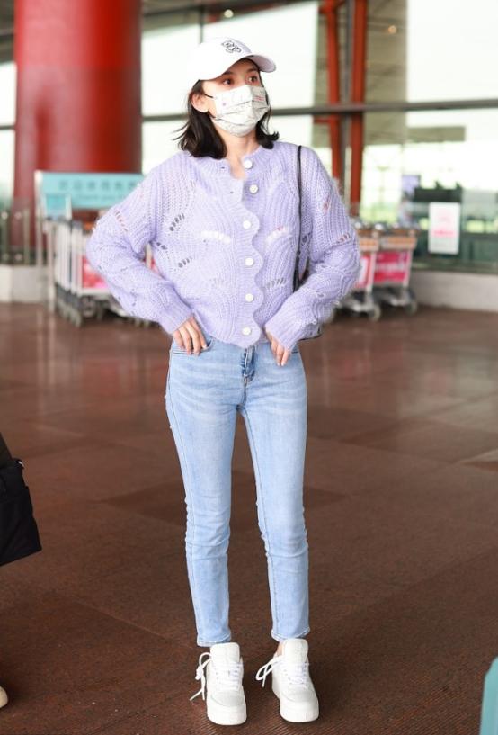 宋祖儿粉色针织配粉色缎面工装裤,宋祖儿披肩花边