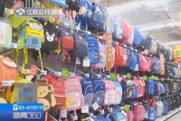 家长们检查书包,家长发现有毒书本