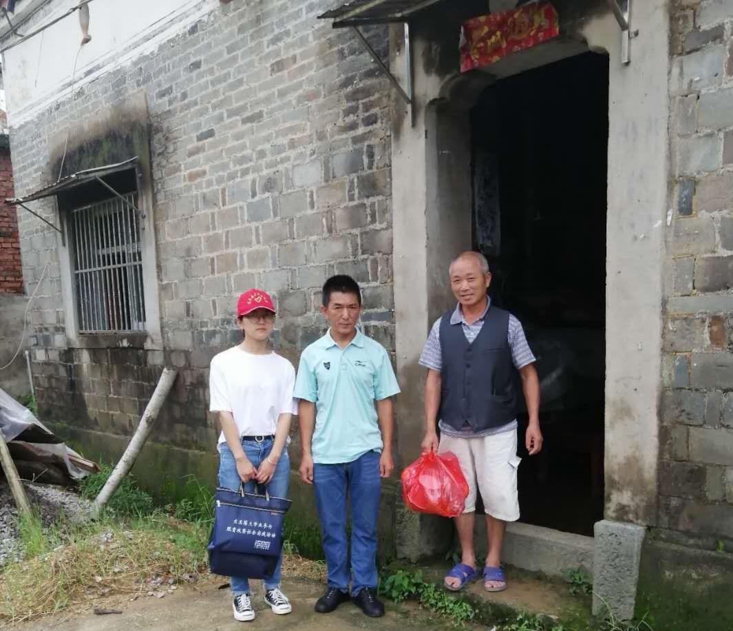 东至县泥溪镇:参加脱贫攻坚社会实践的特长生