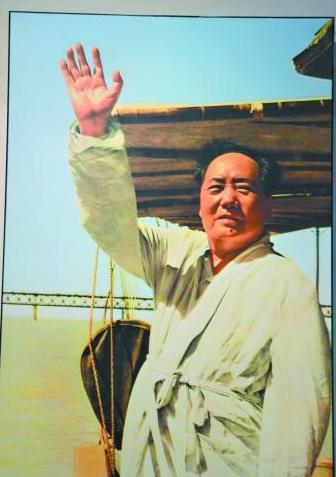 毛主席63岁游长江,81岁仍试图游湘江,但在游泳上,却还是有遗憾