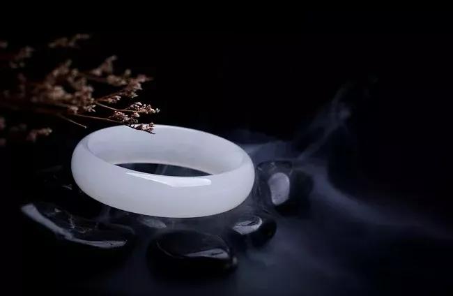 腕间风情翡翠手镯,腕上的玉镯