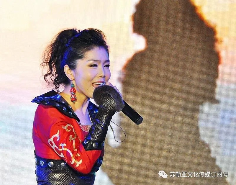 草原上有朵“疯狂的花”——记草原新派歌手苏勒亚其其格