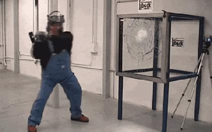 特斯拉皮卡车祸现场,特斯拉防弹车窗砸破后续