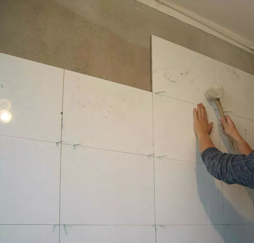 瓦工师傅贴地砖都空鼓吗,瓷砖空鼓脱落之瓦工原始修复技巧