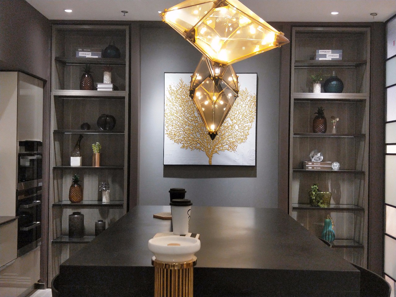 穿梭在时尚现代的雅致里，流连在金诚永信的格调中！