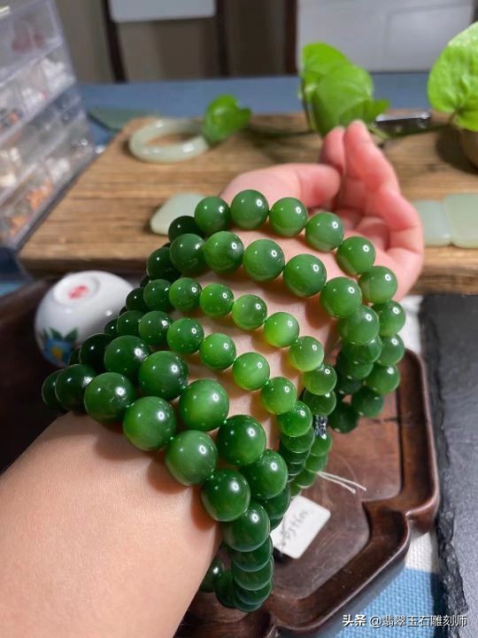 大学生暑假打工赚了6800,给母亲买礼物却被无良主播骗去买假玉